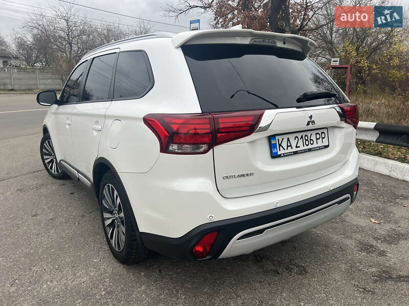 Позашляховик / Кросовер Mitsubishi Outlander 2020 в Києві