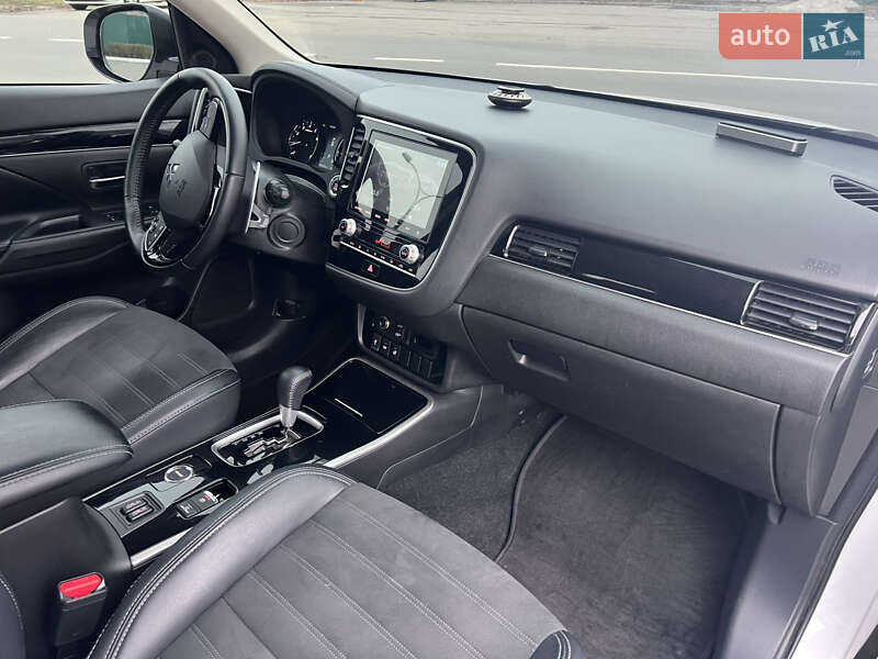 Позашляховик / Кросовер Mitsubishi Outlander 2020 в Києві