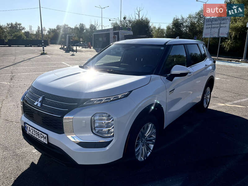 Внедорожник / Кроссовер Mitsubishi Outlander 2023 в Киеве