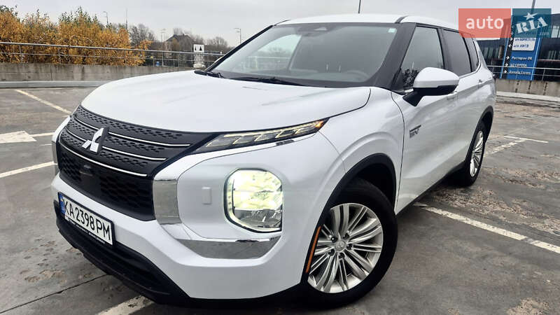 Внедорожник / Кроссовер Mitsubishi Outlander 2023 в Киеве