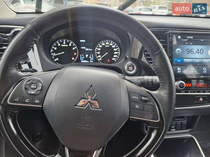 Позашляховик / Кросовер Mitsubishi Outlander 2022 в Києві