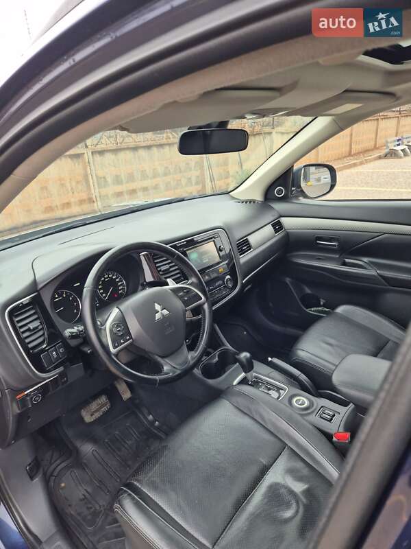 Внедорожник / Кроссовер Mitsubishi Outlander 2013 в Кривом Роге