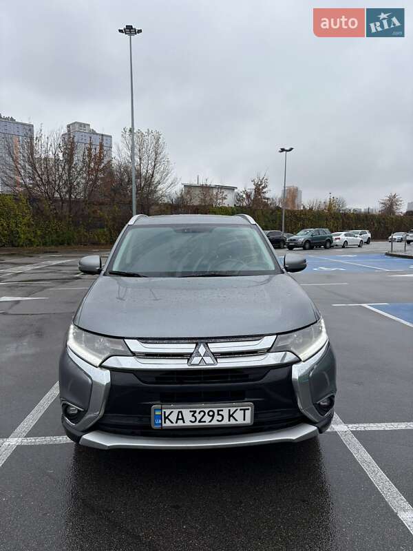 Внедорожник / Кроссовер Mitsubishi Outlander 2016 в Киеве