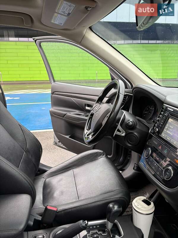 Внедорожник / Кроссовер Mitsubishi Outlander 2016 в Киеве