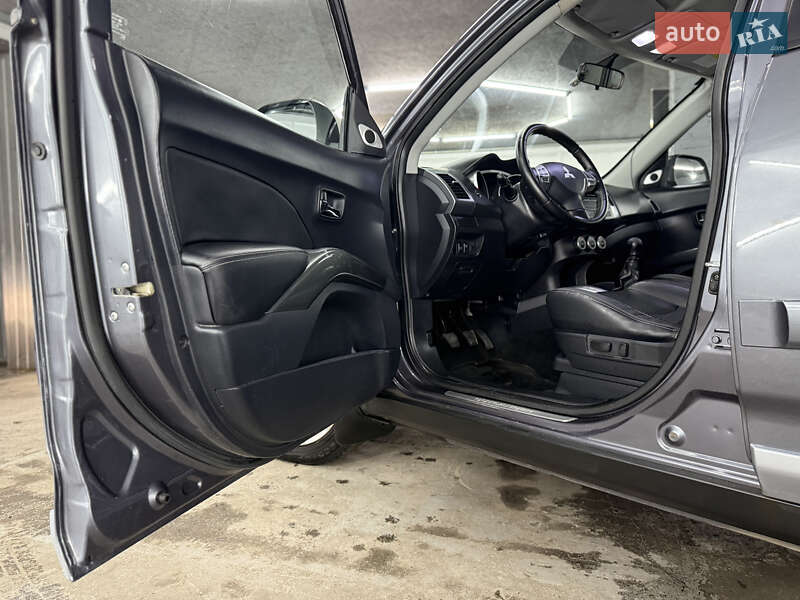 Позашляховик / Кросовер Mitsubishi Outlander 2008 в Кременці