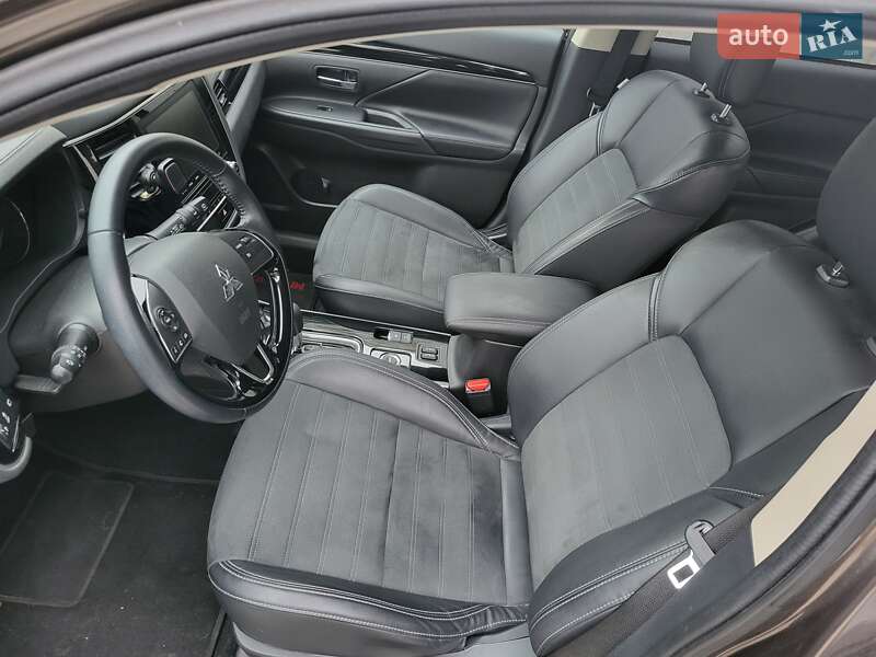 Позашляховик / Кросовер Mitsubishi Outlander 2021 в Києві