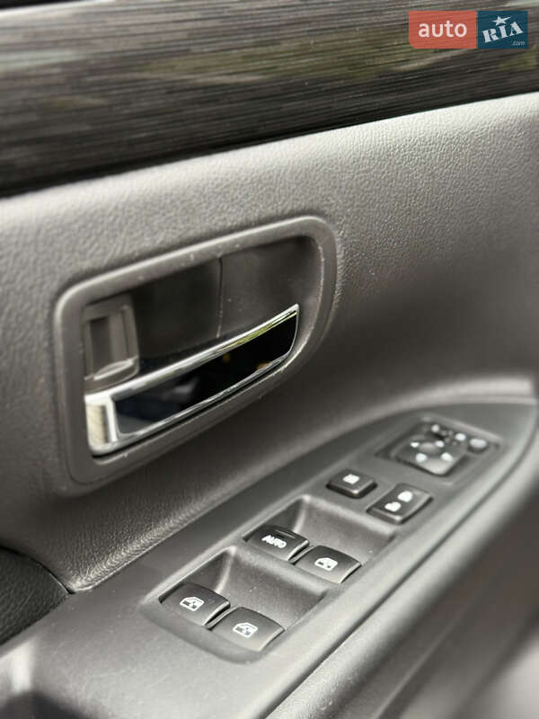 Внедорожник / Кроссовер Mitsubishi Outlander 2016 в Самборе фото 59 Внедорожник / Кроссовер Mitsubishi Outlander 2016 в Самборе