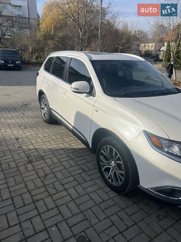 Позашляховик / Кросовер Mitsubishi Outlander 2016 в Чернівцях