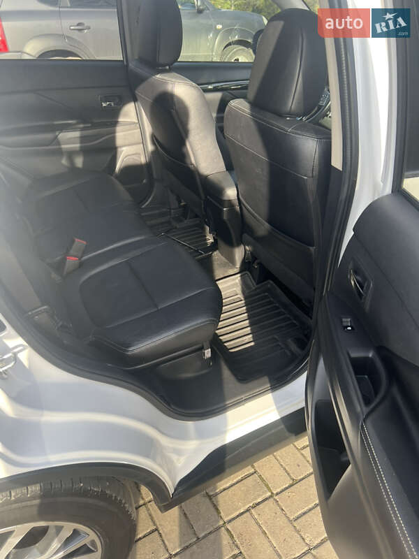 Позашляховик / Кросовер Mitsubishi Outlander 2016 в Чернівцях