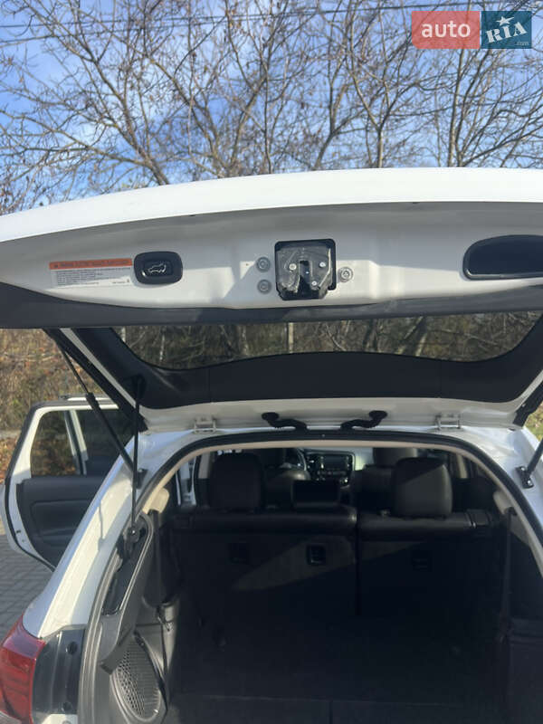 Позашляховик / Кросовер Mitsubishi Outlander 2016 в Чернівцях