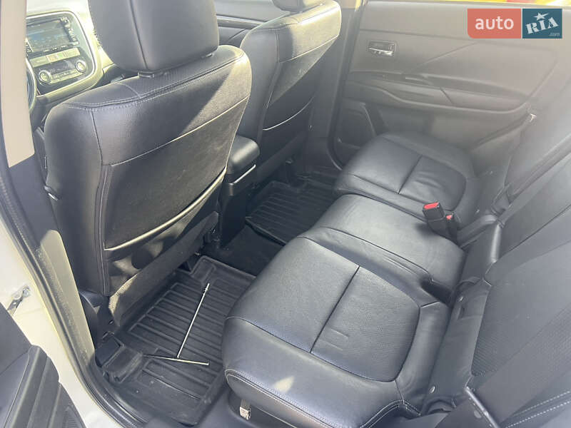 Позашляховик / Кросовер Mitsubishi Outlander 2016 в Чернівцях