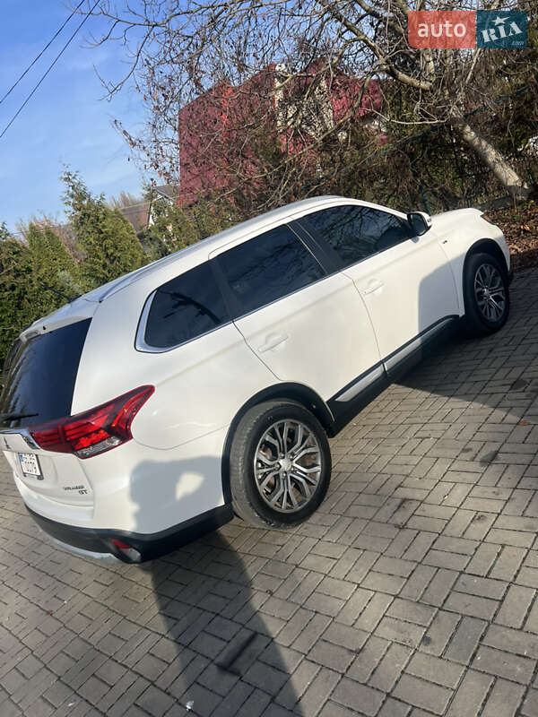 Позашляховик / Кросовер Mitsubishi Outlander 2016 в Чернівцях