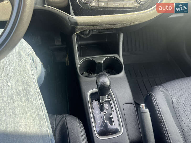 Позашляховик / Кросовер Mitsubishi Outlander 2016 в Чернівцях