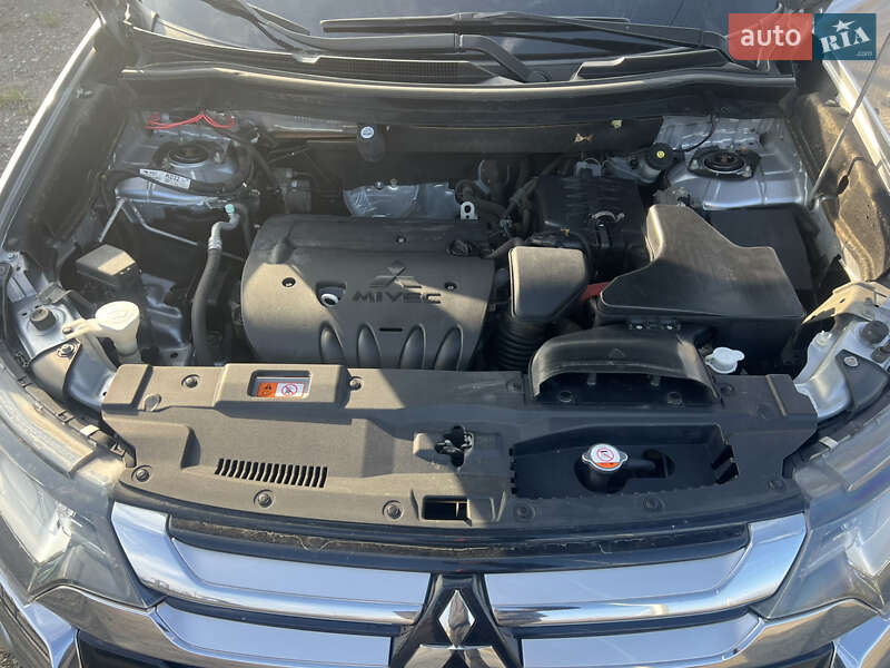 Внедорожник / Кроссовер Mitsubishi Outlander 2017 в Киеве