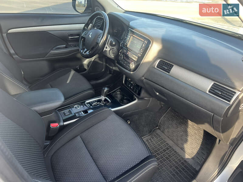 Внедорожник / Кроссовер Mitsubishi Outlander 2017 в Киеве