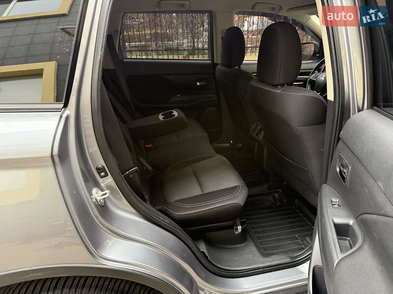 Внедорожник / Кроссовер Mitsubishi Outlander 2020 в Киеве фото 16 Внедорожник / Кроссовер Mitsubishi Outlander 2020 в Киеве