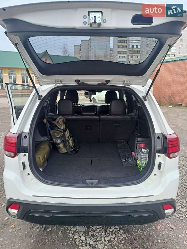 Внедорожник / Кроссовер Mitsubishi Outlander 2020 в Вышгороде