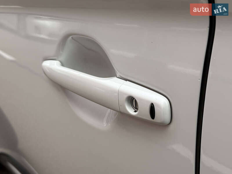 Позашляховик / Кросовер Mitsubishi Outlander 2015 в Києві