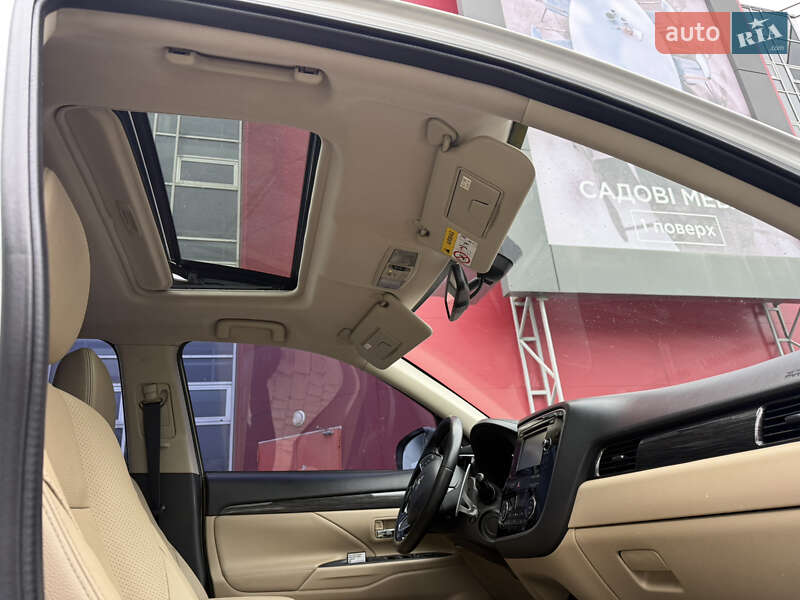 Позашляховик / Кросовер Mitsubishi Outlander 2015 в Києві
