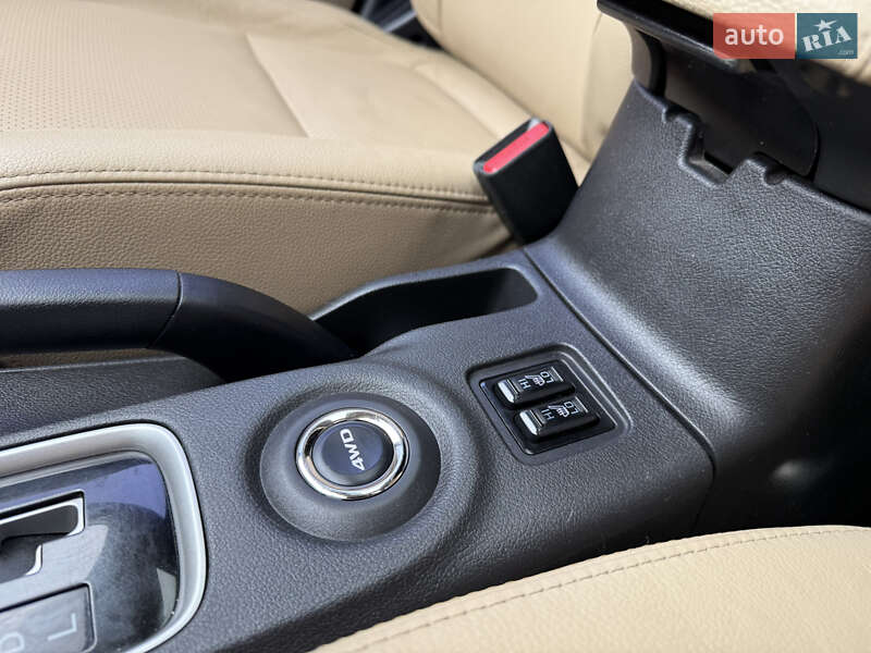 Позашляховик / Кросовер Mitsubishi Outlander 2015 в Києві