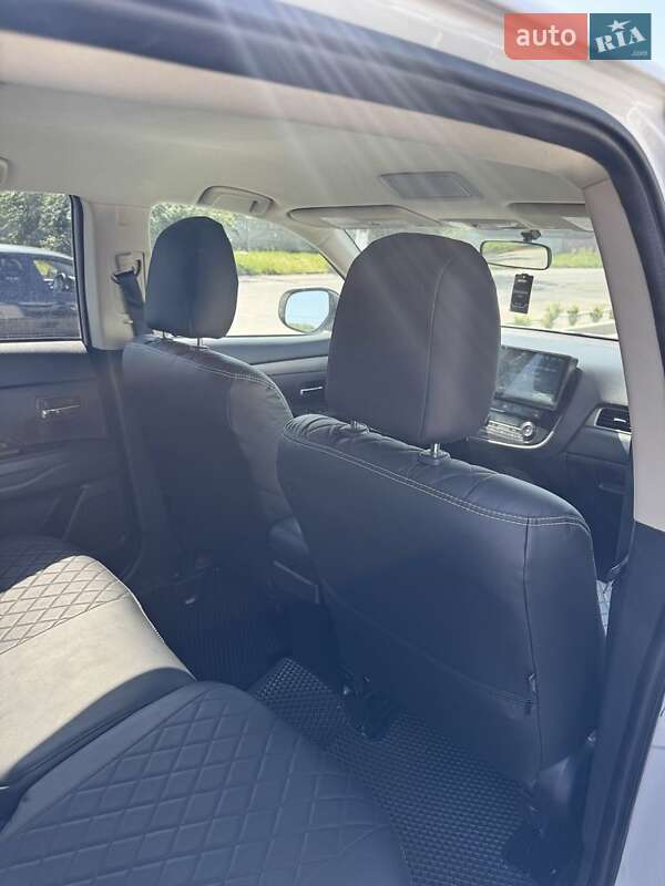 Внедорожник / Кроссовер Mitsubishi Outlander 2015 в Сумах фото 10 Внедорожник / Кроссовер Mitsubishi Outlander 2015 в Сумах