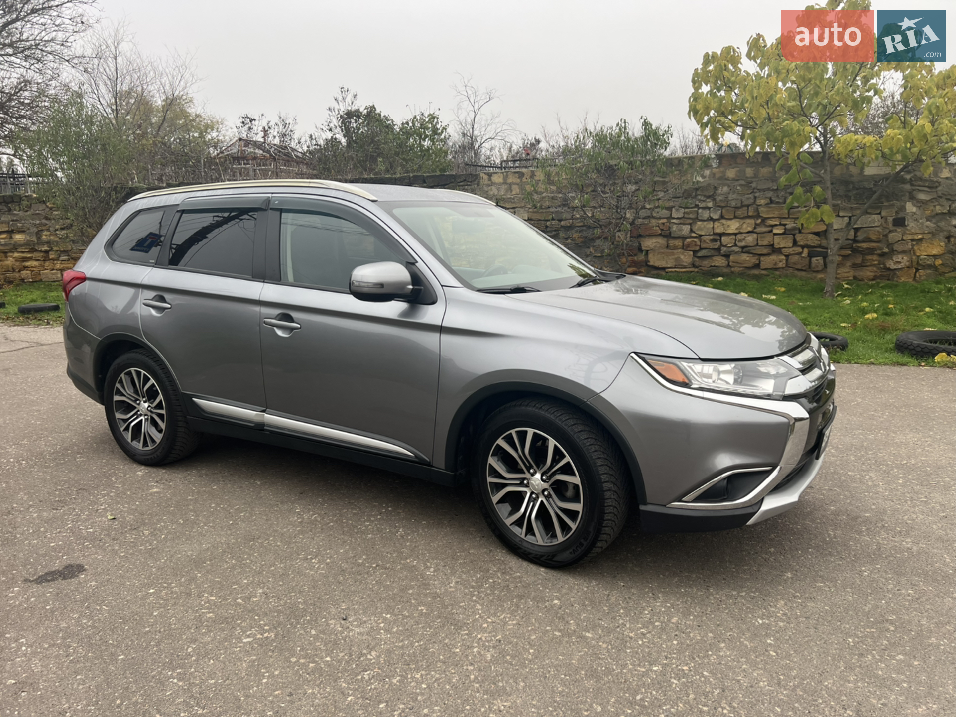 2017 Mitsubishi Outlander - фото 1