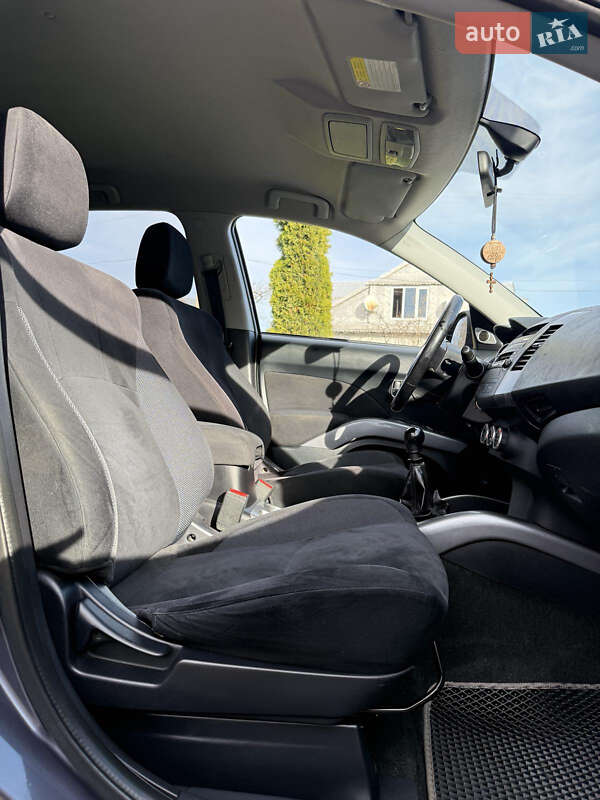 Внедорожник / Кроссовер Mitsubishi Outlander 2009 в Косове фото 8 Внедорожник / Кроссовер Mitsubishi Outlander 2009 в Косове