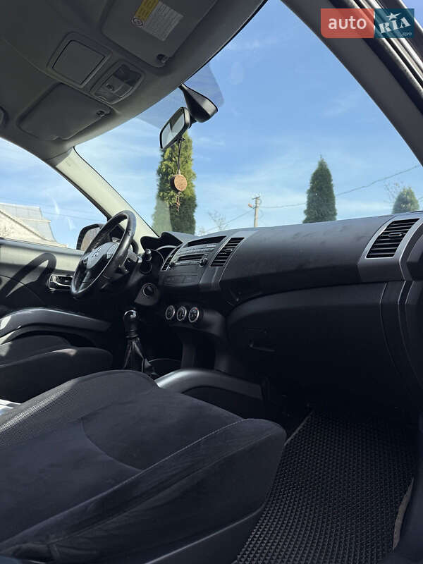 Внедорожник / Кроссовер Mitsubishi Outlander 2009 в Косове фото 11 Внедорожник / Кроссовер Mitsubishi Outlander 2009 в Косове