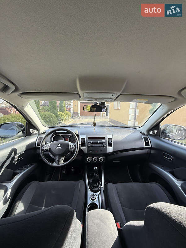 Внедорожник / Кроссовер Mitsubishi Outlander 2009 в Косове фото 16 Внедорожник / Кроссовер Mitsubishi Outlander 2009 в Косове