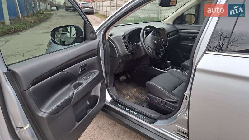 Позашляховик / Кросовер Mitsubishi Outlander 2017 в Києві