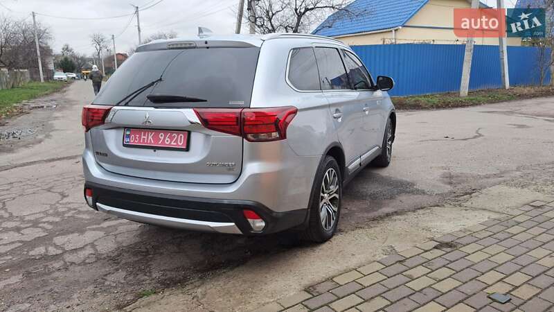 Позашляховик / Кросовер Mitsubishi Outlander 2017 в Києві
