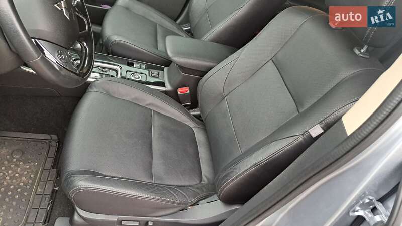 Позашляховик / Кросовер Mitsubishi Outlander 2017 в Києві