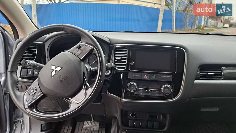 Позашляховик / Кросовер Mitsubishi Outlander 2017 в Києві