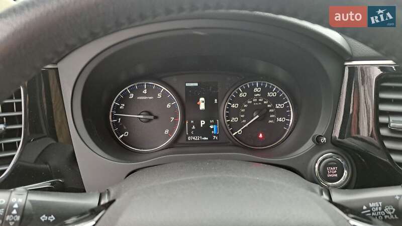 Позашляховик / Кросовер Mitsubishi Outlander 2017 в Києві