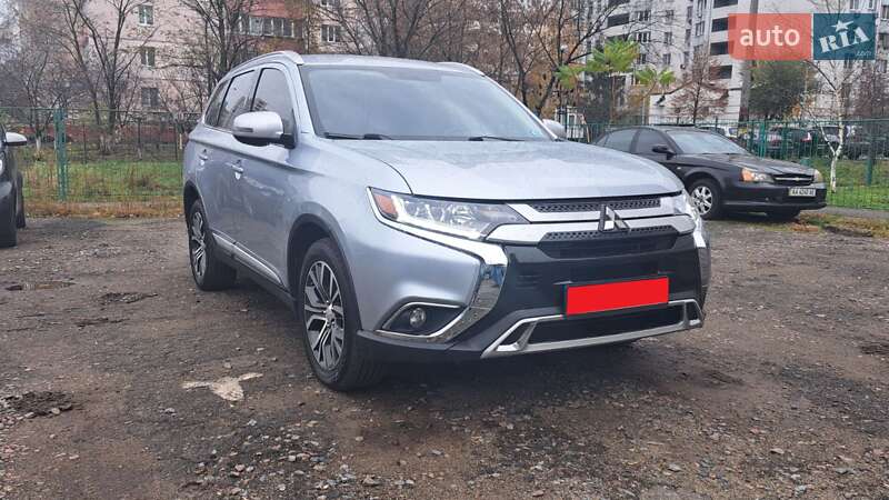 Позашляховик / Кросовер Mitsubishi Outlander 2017 в Києві