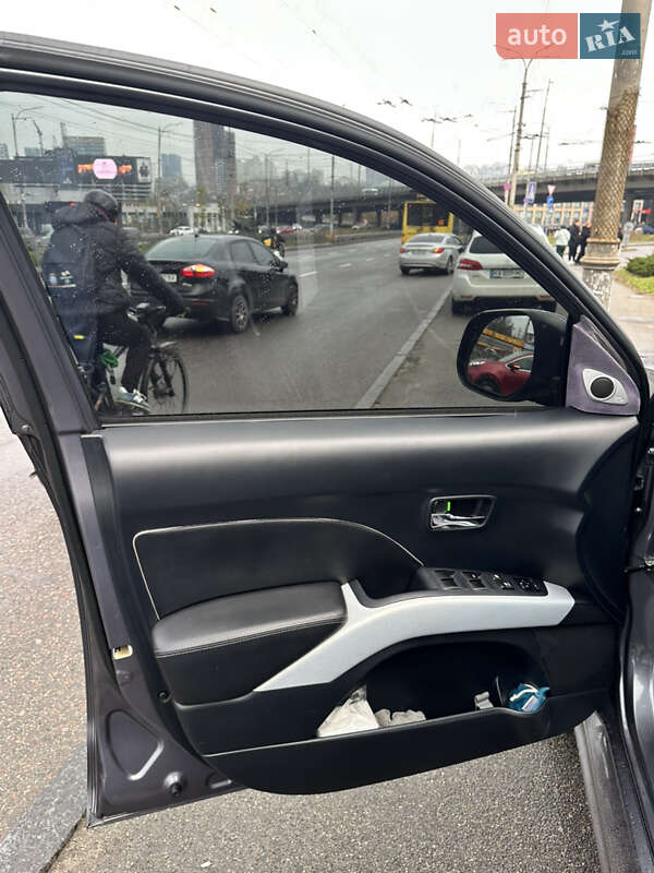 Позашляховик / Кросовер Mitsubishi Outlander 2009 в Києві