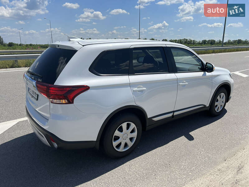 Внедорожник / Кроссовер Mitsubishi Outlander 2023 в Полтаве