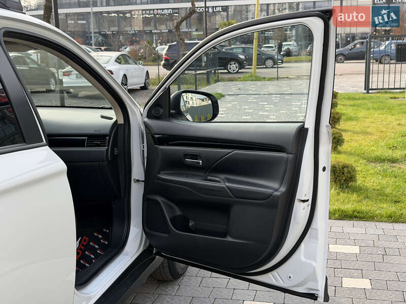 Внедорожник / Кроссовер Mitsubishi Outlander 2020 в Ужгороде