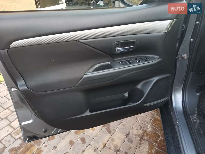 Внедорожник / Кроссовер Mitsubishi Outlander 2016 в Луцке фото 16 Внедорожник / Кроссовер Mitsubishi Outlander 2016 в Луцке