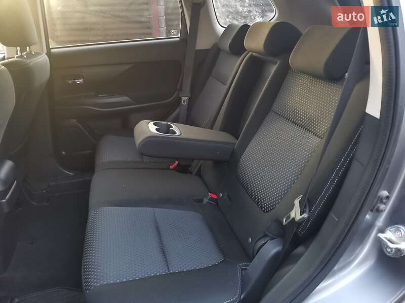 Внедорожник / Кроссовер Mitsubishi Outlander 2016 в Луцке фото 17 Внедорожник / Кроссовер Mitsubishi Outlander 2016 в Луцке