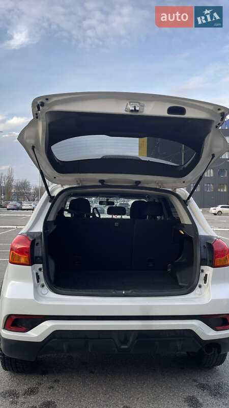 Внедорожник / Кроссовер Mitsubishi Outlander 2017 в Киеве