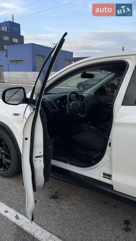 Внедорожник / Кроссовер Mitsubishi Outlander 2017 в Киеве