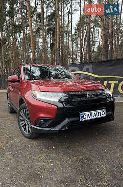 Позашляховик / Кросовер Mitsubishi Outlander 2019 в Києві