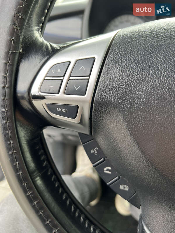 Внедорожник / Кроссовер Mitsubishi Outlander 2008 в Николаеве