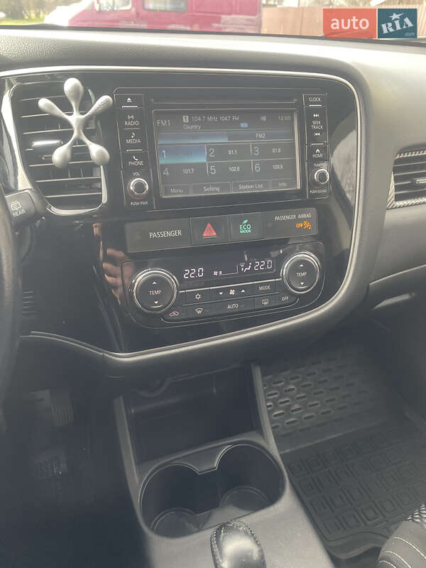 Позашляховик / Кросовер Mitsubishi Outlander 2015 в Львові