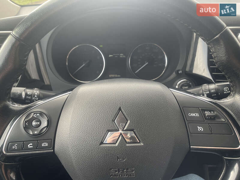 Позашляховик / Кросовер Mitsubishi Outlander 2015 в Львові