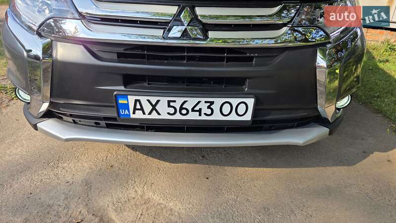 Позашляховик / Кросовер Mitsubishi Outlander 2016 в Харкові