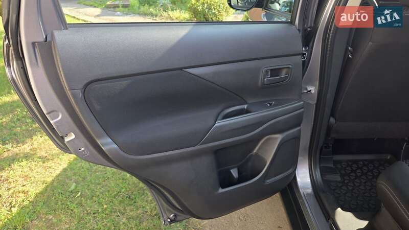 Позашляховик / Кросовер Mitsubishi Outlander 2016 в Харкові