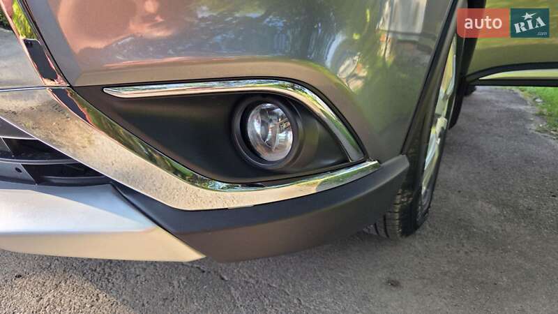 Позашляховик / Кросовер Mitsubishi Outlander 2016 в Харкові