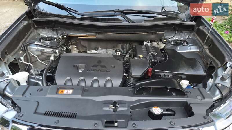 Позашляховик / Кросовер Mitsubishi Outlander 2016 в Харкові